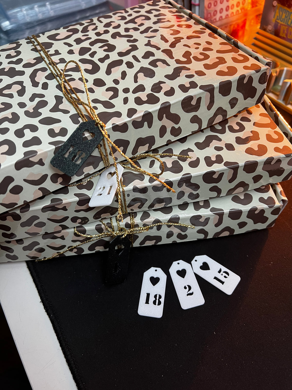 Leo Box Adventskalender zum Selbstbefüllen mit 3D Ziffern und Band und 1 Finanzplaner als Goodie