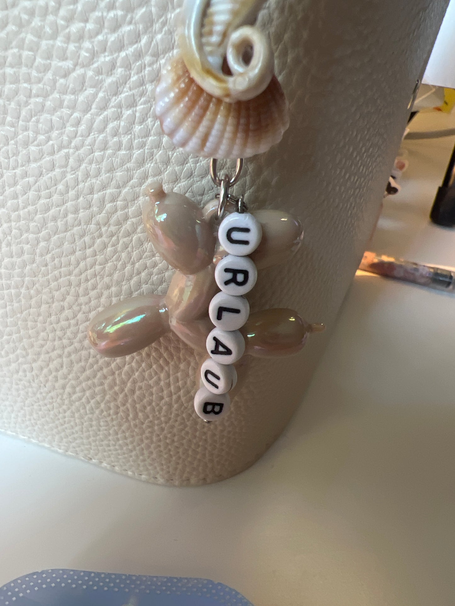 Binder Anhänger Beige Urlaub mit Muscheln und großem Hund