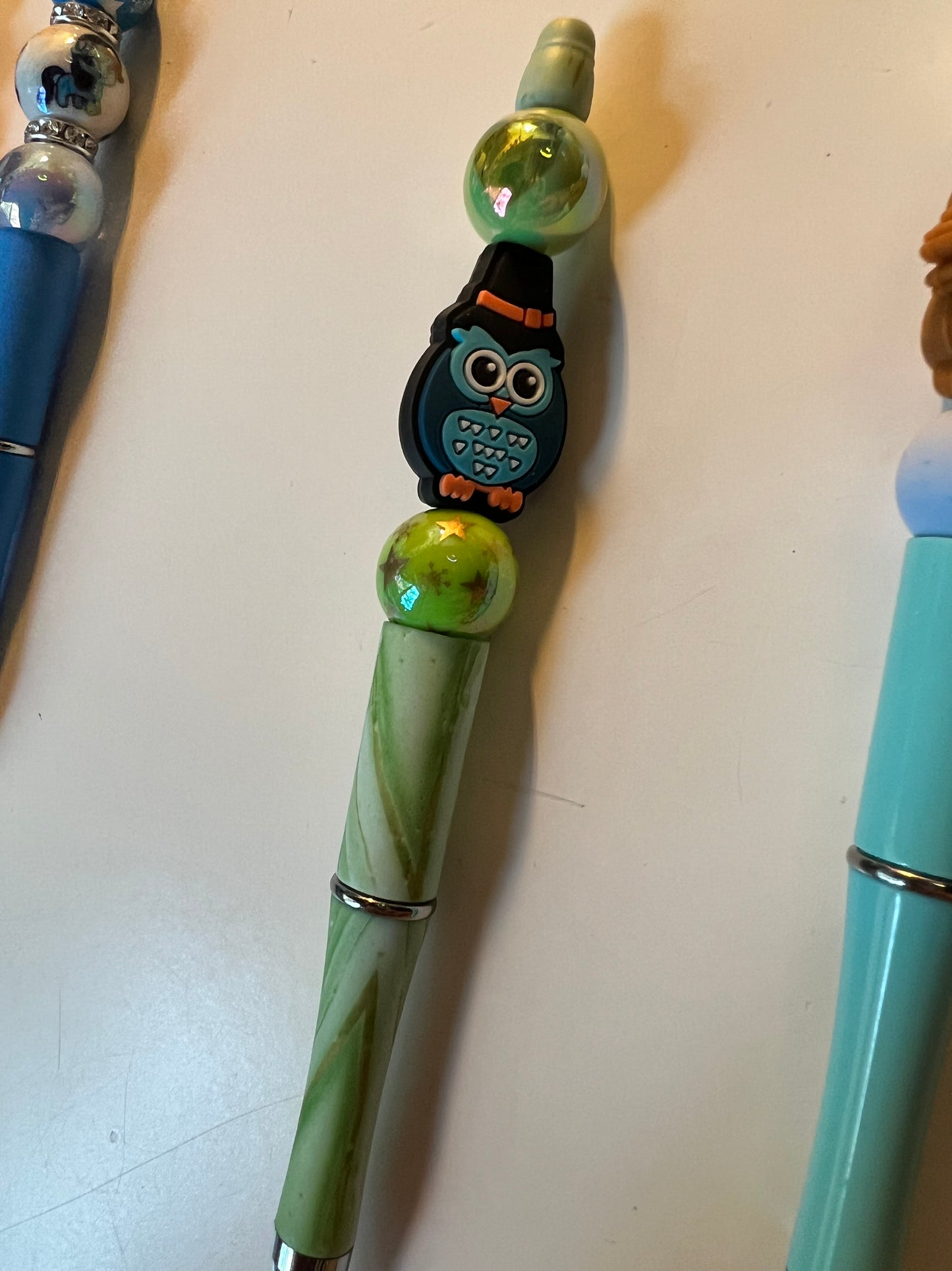 Kugelschreiber mit Perlen und Figuren