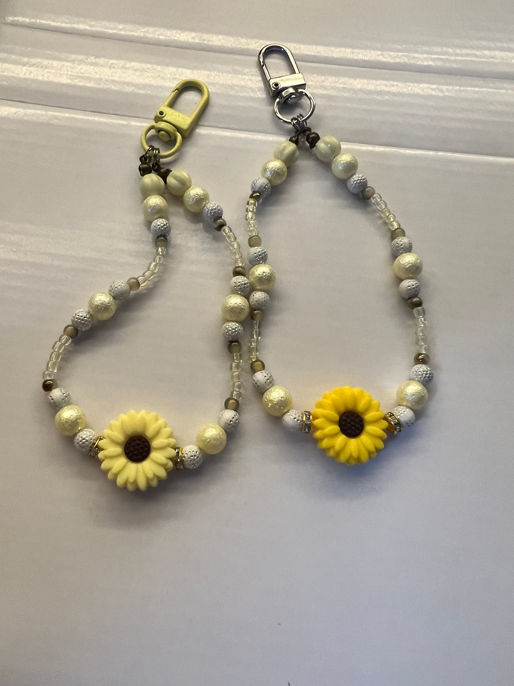 Binderanhänger mit Blumen und Perlen