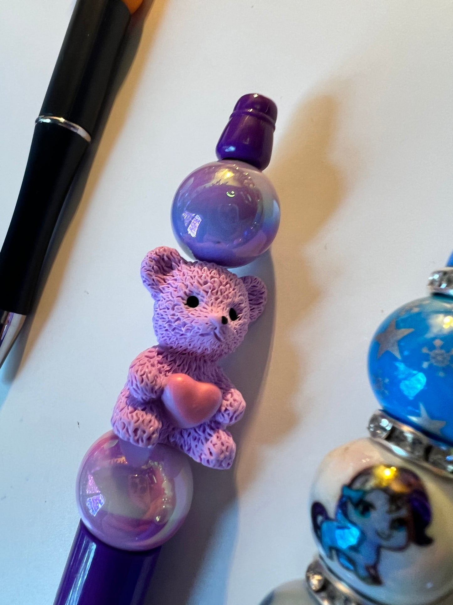 Kugelschreiber mit Perlen und Figuren