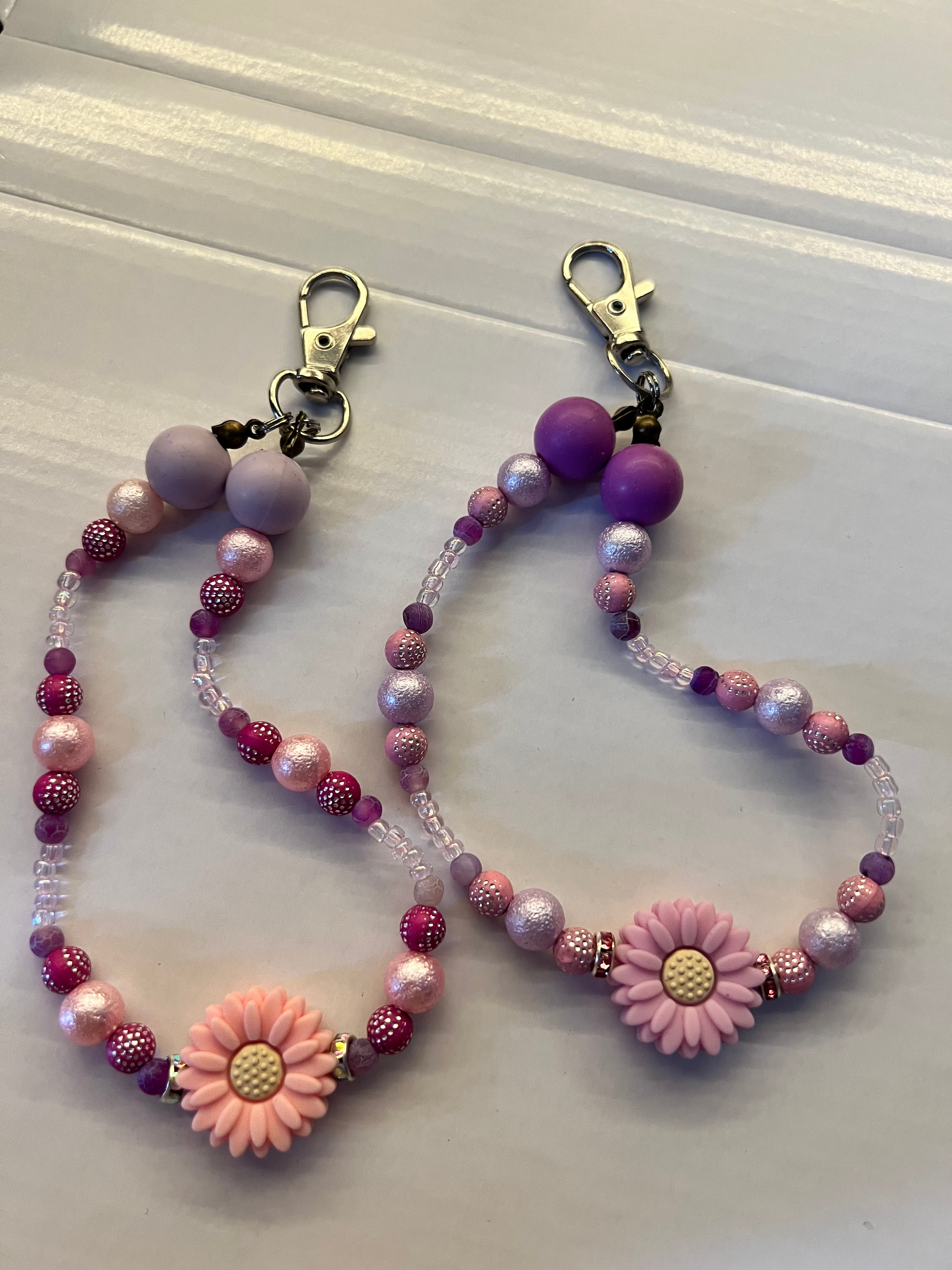 Binderanhänger mit Blumen und Perlen