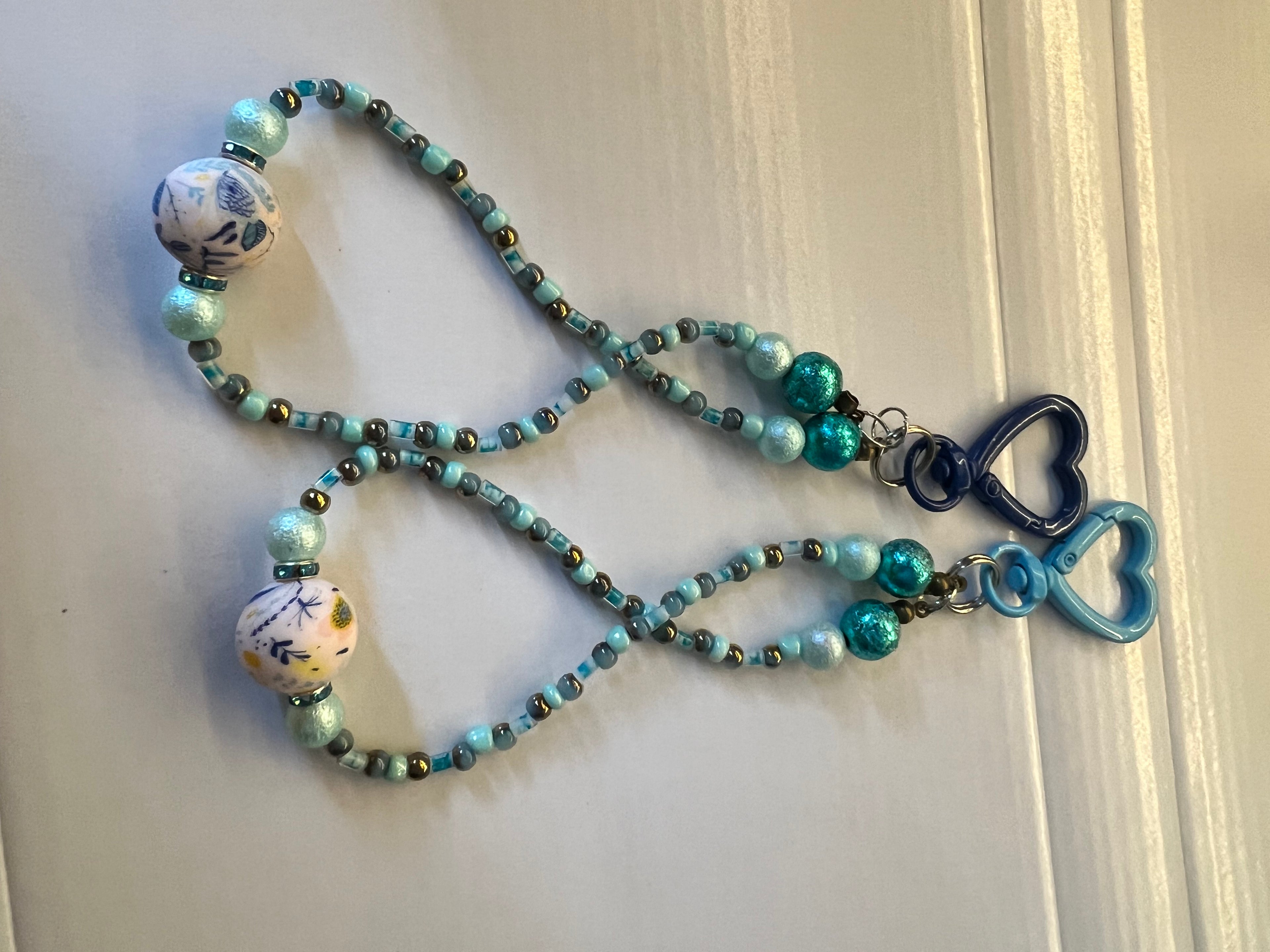 Binderanhänger mit Blumen und Perlen