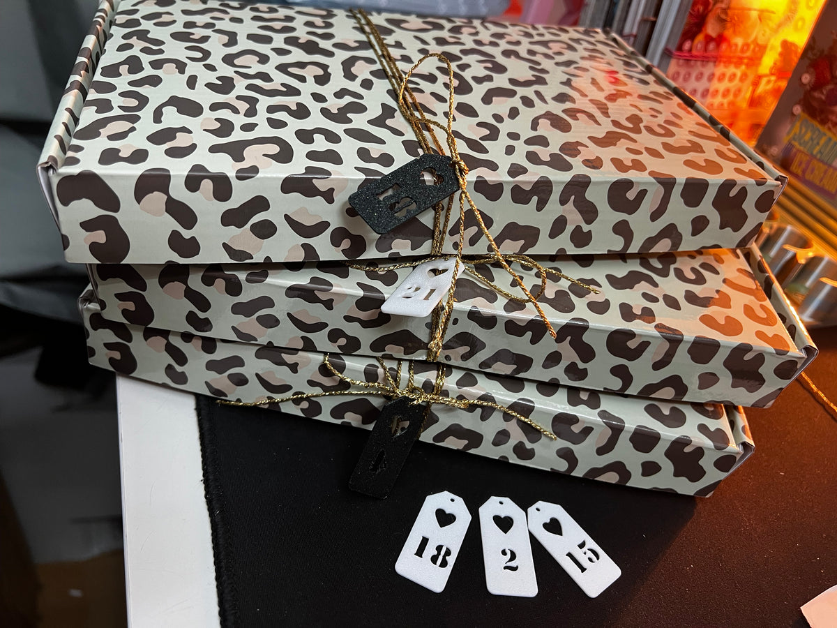 Leo Box Adventskalender zum Selbstbefüllen mit 3D Ziffern und Band und 1 Finanzplaner als Goodie